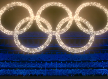 la foto ritrae i 5 cerchi olimpici realizzati con effetti di realtà aumentata durante la cerimonia di chiusura di tokyo 2020