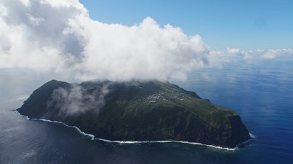foto da drone dell'isola di aogashima